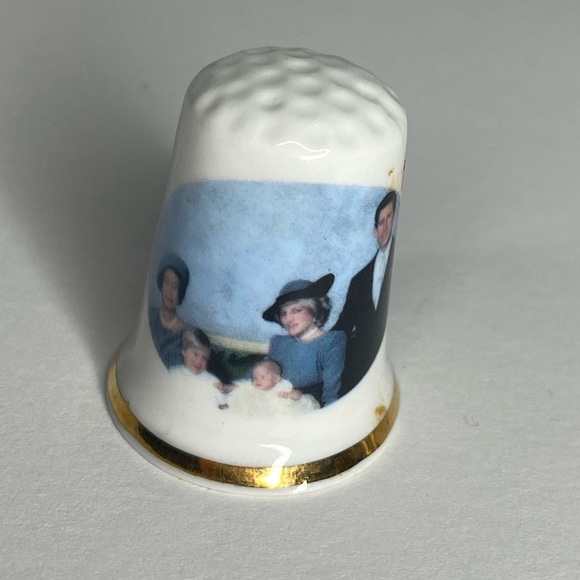 Lot of Royal Commemorative Thimbles - Picture 7 of 15